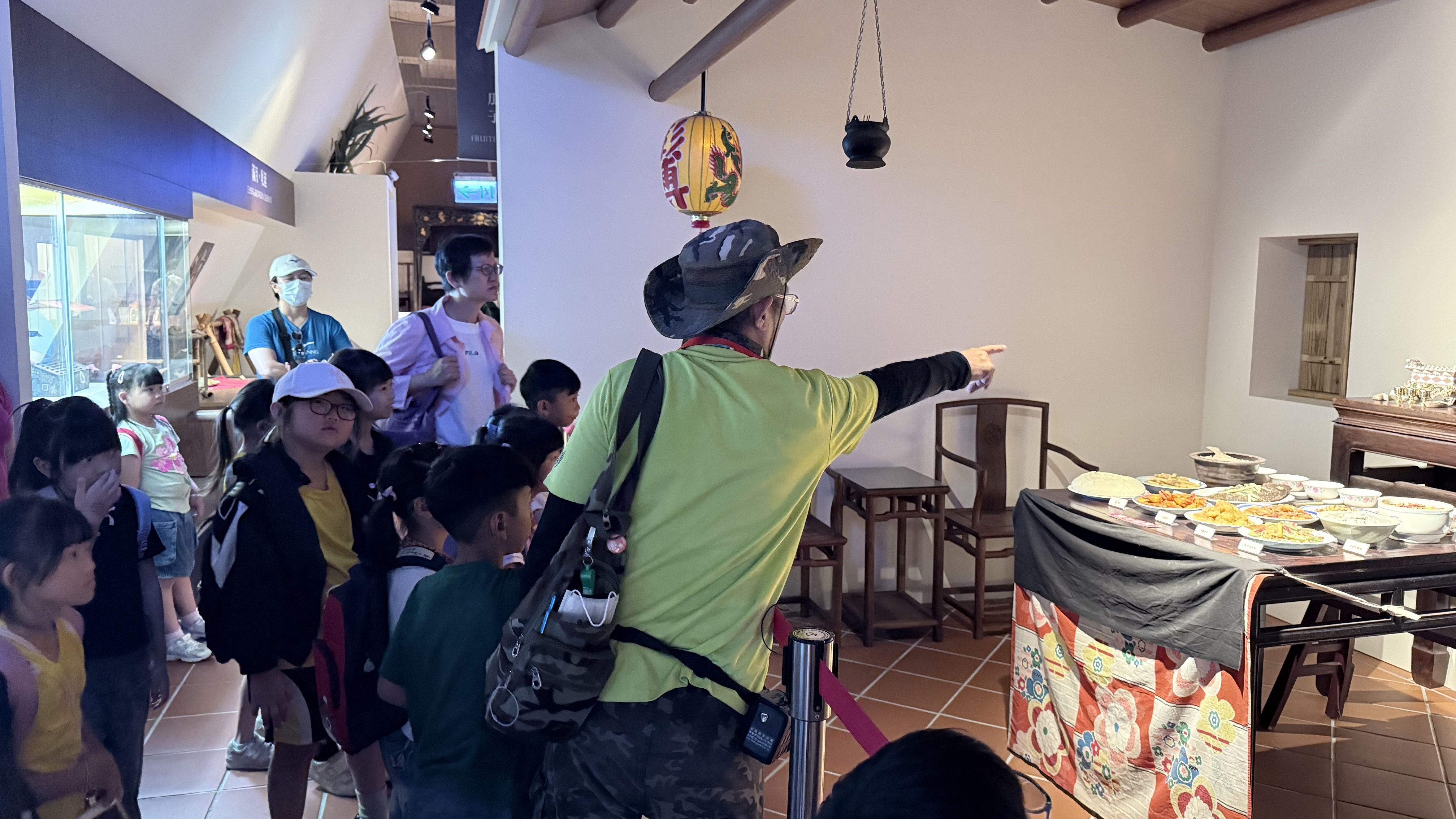 08_參觀新竹241藝術空間，脫下鞋子入展間與作品互動